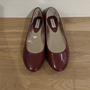 Steve Madden red patent leather flats - size 9